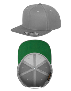 En grå baseballcap set fra to vinkler: top og bund. Skærmen har en grøn underside. Tekst på skyggen: "CLASSIC SNAPBACK," "Yupoong," og "Flexfit."