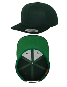 En mørkegrøn kasket med flad skygge vises fra oven og neden. Tekst på mærkat: "classic" og "snapback".