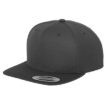 En sort snapback-kasket med en flad skygge, ses i en neutral belysning. Tekst på skyggen: “CLASSIC SNAPBACK YUPONG”.