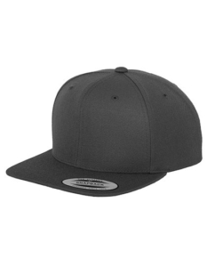 En sort snapback-kasket med en flad skygge, ses i en neutral belysning. Tekst på skyggen: “CLASSIC SNAPBACK YUPONG”.