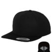 Sort kasket med flad skygge, med mærkaten "CLASSIC SNAPBACK YUPOONG" på skyggen. En lille indsats viser kasketten både forfra og nedefra.