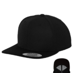 Sort kasket med flad skygge, med mærkaten "CLASSIC SNAPBACK YUPOONG" på skyggen. En lille indsats viser kasketten både forfra og nedefra.