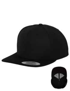 Sort kasket med flad skygge, med mærkaten "CLASSIC SNAPBACK YUPOONG" på skyggen. En lille indsats viser kasketten både forfra og nedefra.