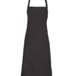 En sort forklæde hænger mod en hvid baggrund. Forklædet har en justerbar nakkestrop og strækker sig ned til knæene.