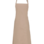 Beige forklæde hænger lige ned fra halsstroppen. Enkel og elegant udformning uden lommer. Baggrunden er ensfarvet hvid, fremhævende forklædets rene linjer og minimalistiske design.