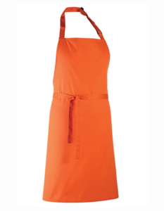 Orange forklæde hænger, set forfra. Forklædet har en nakkerem og et bindebånd omkring taljen. Baggrunden er hvid og minimalistisk.