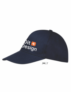 En sort kasket med teksten "Dit Design" ved siden af et orange plus-ikon placeret på venstre side. Baggrunden er hvid, og der står "Sol's" under kasketten.