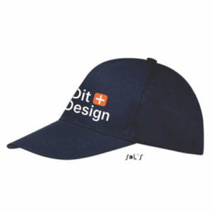En sort kasket med teksten "Dit Design" ved siden af et orange plus-ikon placeret på venstre side. Baggrunden er hvid, og der står "Sol's" under kasketten.