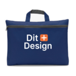 En blå taske med en hank og lynlås, bærer teksten "Dit Design" med et orange plus-tegn imellem ordene. Tasken er enkeltstående på en hvid baggrund.