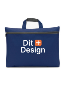En blå taske med en hank og lynlås, bærer teksten "Dit Design" med et orange plus-tegn imellem ordene. Tasken er enkeltstående på en hvid baggrund.