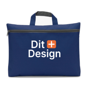 En blå taske med en hank og lynlås, bærer teksten "Dit Design" med et orange plus-tegn imellem ordene. Tasken er enkeltstående på en hvid baggrund.
