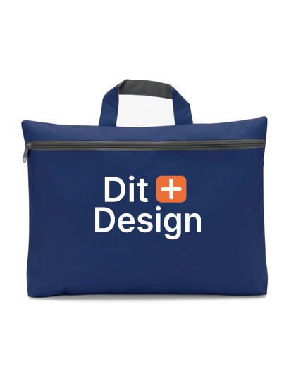 En blå taske med en hank og lynlås, bærer teksten "Dit Design" med et orange plus-tegn imellem ordene. Tasken er enkeltstående på en hvid baggrund.