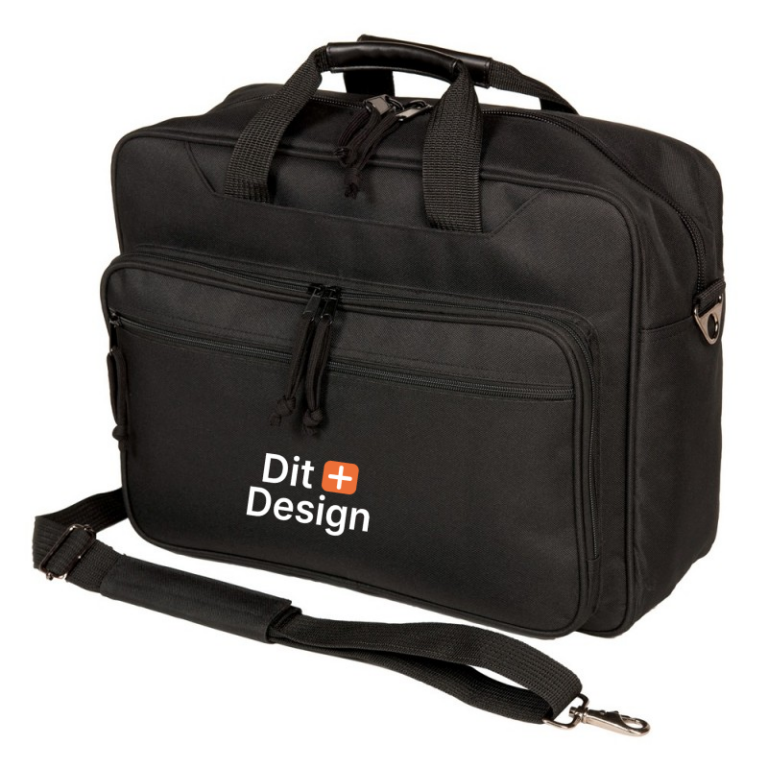 Sort skuldertaske med håndtag og rem hænger frit. Den har flere lynlåslommer. I konteksten er teksten "Dit Design" trykt på forsiden.