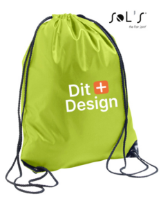 Lysegrøn rygsæk med snore, stående oprejst. Midt på er teksten: "Dit Design". Tasken befinder sig på en hvid baggrund.