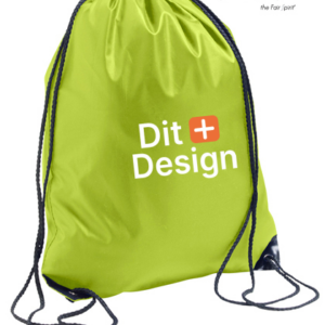 Lysegrøn rygsæk med snore, stående oprejst. Midt på er teksten: "Dit Design". Tasken befinder sig på en hvid baggrund.