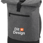 Rygsæk med rullelukning og sort rem. Den er grå med tekst "Dit Design" samt et orange plus-symbol. Har en lynlåslomme foran i enkel, stilren design.