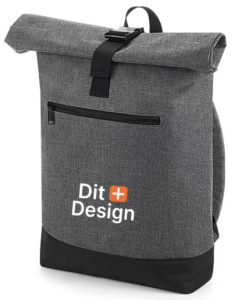 Rygsæk med rullelukning og sort rem. Den er grå med tekst "Dit Design" samt et orange plus-symbol. Har en lynlåslomme foran i enkel, stilren design.