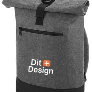 Rygsæk med rullelukning og sort rem. Den er grå med tekst "Dit Design" samt et orange plus-symbol. Har en lynlåslomme foran i enkel, stilren design.