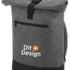 Rygsæk med rullelukning og sort rem. Den er grå med tekst "Dit Design" samt et orange plus-symbol. Har en lynlåslomme foran i enkel, stilren design.