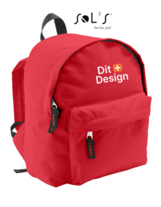 Rød rygsæk stående i en neutral setting. Tekst på tasken: "Dit Design". Ovenfor står "SOL'S the fair spirit". Rygsækken har en frontlomme med to lynlåse.