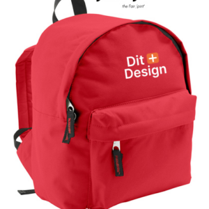 Rød rygsæk stående i en neutral setting. Tekst på tasken: "Dit Design". Ovenfor står "SOL'S the fair spirit". Rygsækken har en frontlomme med to lynlåse.
