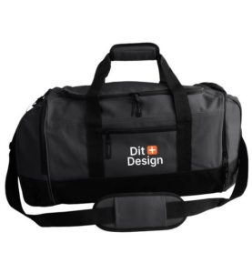 Sort sportstaske med to håndtag, skulderrem og lynlås. Tasken har teksten "Go Design" på siden. Baggrunden er hvid.