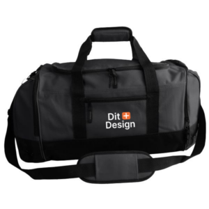 Sort sportstaske med to håndtag, skulderrem og lynlås. Tasken har teksten "Go Design" på siden. Baggrunden er hvid.
