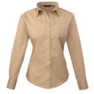Beige skjorte med lange ærmer og knapper, præsenteret mod en hvid baggrund.