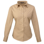 Beige skjorte med lange ærmer og knapper, præsenteret mod en hvid baggrund.