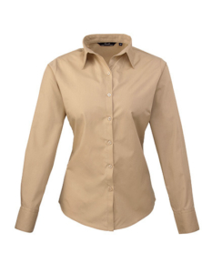 Beige skjorte med lange ærmer og knapper, præsenteret mod en hvid baggrund.