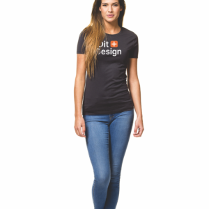 Kvinde går mod kameraet, iført sort t-shirt med teksten "orbit design" og blå jeans, står på hvid baggrund.