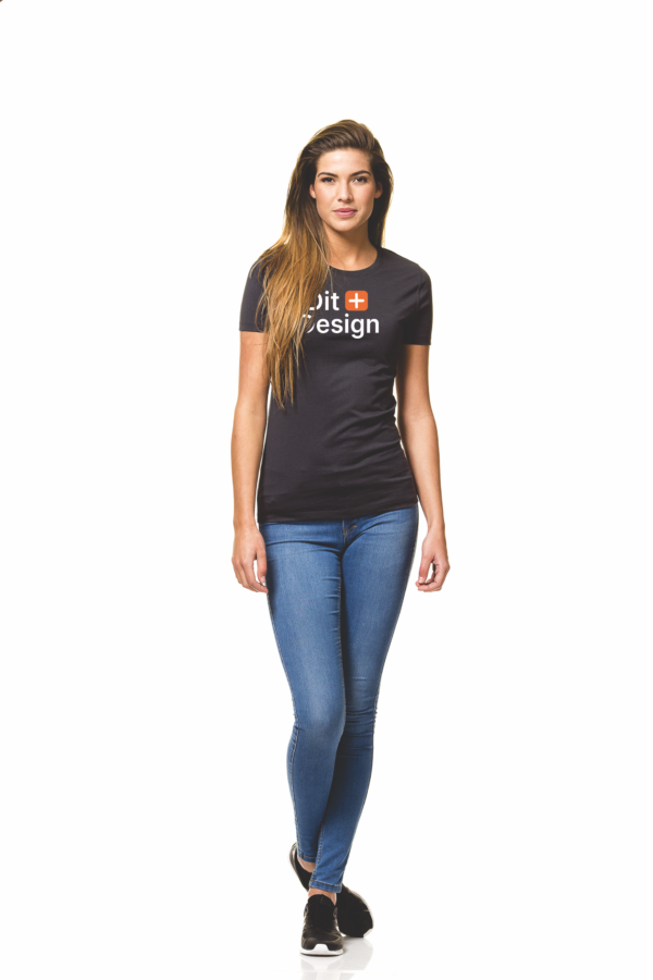 Kvinde går mod kameraet, iført sort t-shirt med teksten "orbit design" og blå jeans, står på hvid baggrund.
