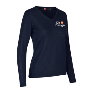 Mørkeblåt langærmet T-shirt med V-udskæring viser teksten "Dit Design" i hvid skrift med et lille orange plus-tegn mellem ordene. T-shirten hænger mod en neutral baggrund.