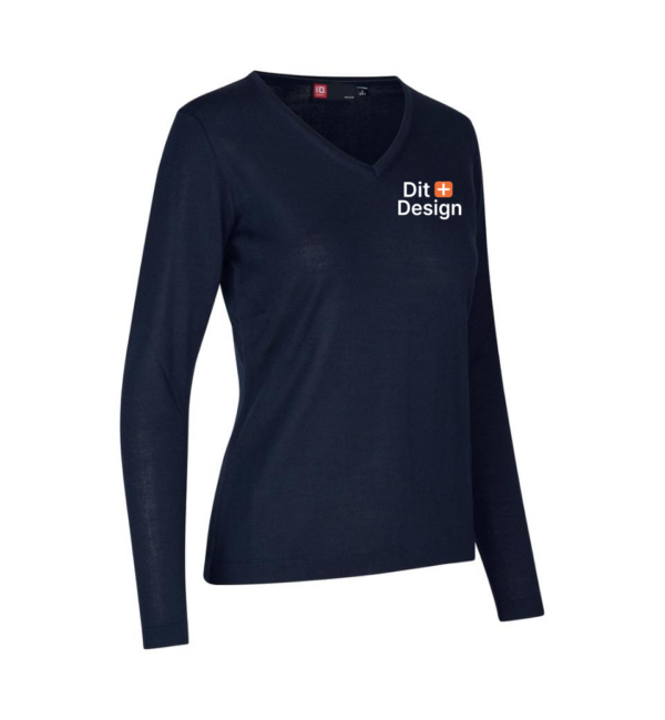 Mørkeblåt langærmet T-shirt med V-udskæring viser teksten "Dit Design" i hvid skrift med et lille orange plus-tegn mellem ordene. T-shirten hænger mod en neutral baggrund.