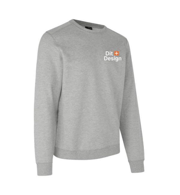 Group 176 Grå sweatshirt vises stående, uden nogen der bærer den. På brystet er tekst: "GG Carers" med en lille orange firkant. Enkel, neutral baggrund.