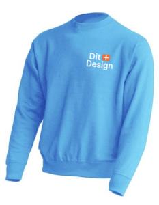 Blå sweatshirt vises uden person, med teksten "Dit Design" og et lille orange symbol, i en neutral baggrundskontekst.