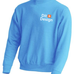 Blå sweatshirt vises uden person, med teksten "Dit Design" og et lille orange symbol, i en neutral baggrundskontekst.