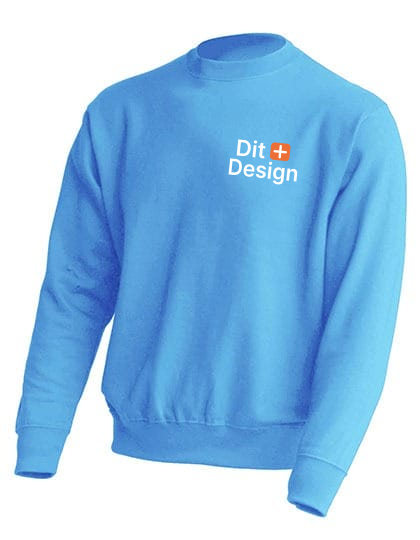 Blå sweatshirt vises uden person, med teksten "Dit Design" og et lille orange symbol, i en neutral baggrundskontekst.