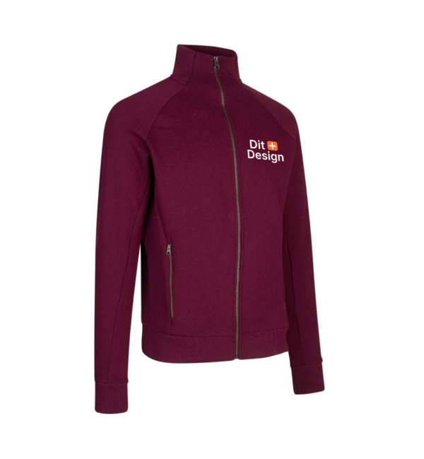 Group 189 Vinrød jakke med lynlås og høj krave, stående på hvid baggrund. Tekst "Dit Design" med et lille flag ved brystet. To sidelommer med lynlåse.