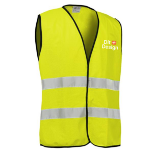 Refleksvest med to vandrette sølvstriber; teksten "Dit Design" med et lille rødt kors er trykt på brystet; genskinseffekt; typisk brugt i sikkerheds- eller arbejdsmiljøer.