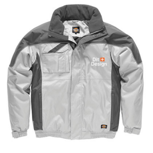 Jakke med lynlås og lommer, der har mærker fra "Carhartt" og "GORE-TEX" på forsiden. Den er grå og sort og ligger fladt mod en hvid baggrund.