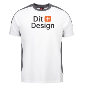 Hvid T-shirt med teksten "Dit + Design" trykt på forside. Den har grå detaljer langs skuldre og sider, placeret mod en neutral baggrund.