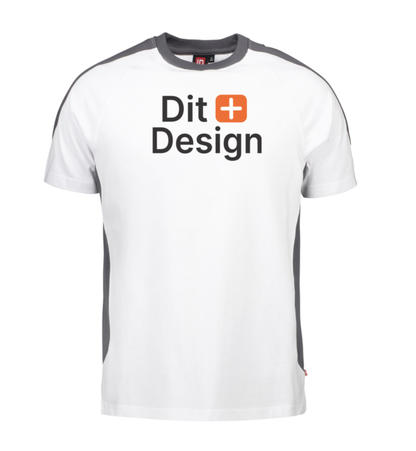 Hvid T-shirt med teksten "Dit + Design" trykt på forside. Den har grå detaljer langs skuldre og sider, placeret mod en neutral baggrund.