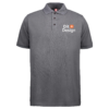 Grå poloshirt vises stående i neutrale omgivelser. Teksten "Dit Design" med et orange plustegn er trykt på venstre bryst.