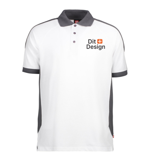Group 320 Hvid poloshirt med grå krave og kanter. Logoet "Din Design" er trykt på brystet. Skjorten er på en hvid baggrund.