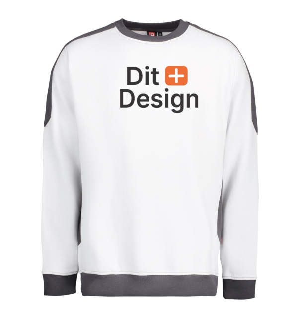 Hvid sweatshirt med teksten "Dit + Design" trykt foran. Sweatshirten har sorte ribkanter ved hals, ærmer og forneden, og den hænger mod en neutral, hvid baggrund.