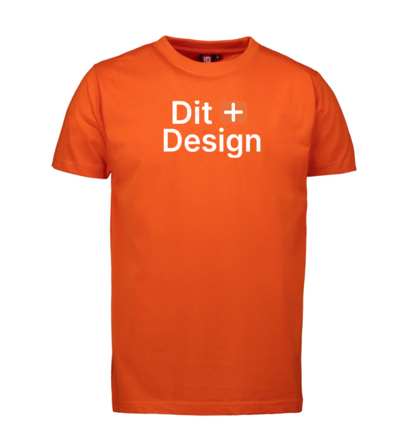 Orange t-shirt med teksten "Dit Design" skrevet i hvidt. T-shirten er enkeltstående og ses på en hvid baggrund, fokus er på tekstens placering og klarhed.