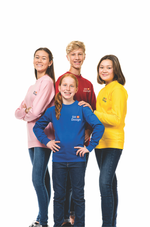 image 139 Fire unge personer står sammen og smiler; to piger og en dreng i farverige sweatere, tekst "Dit Design" på brystet. Baggrund er hvid og minimalistisk.