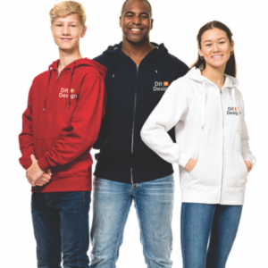 Tre personer står side om side iført hættetrøjer; den ene rød, den anden mørkeblå, og den tredje hvid. På trøjerne står "Dit Design". Personerne smiler.
