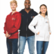 Tre personer står side om side iført hættetrøjer; den ene rød, den anden mørkeblå, og den tredje hvid. På trøjerne står "Dit Design". Personerne smiler.